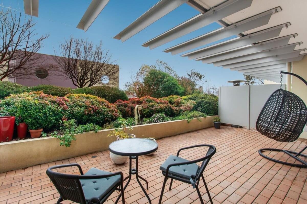 Madecomfy Spacious Canberra Living With Courtyard Apartment Phillip Exterior photo