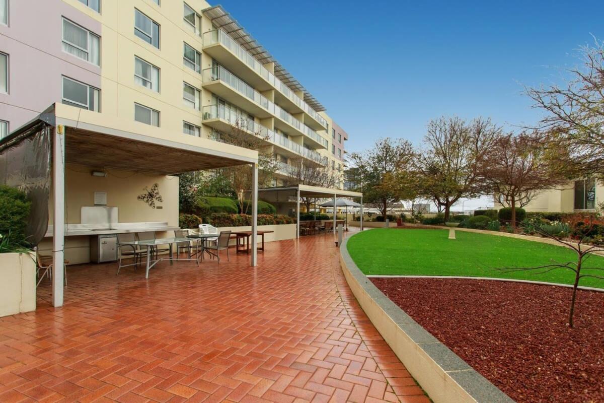 Madecomfy Spacious Canberra Living With Courtyard Apartment Phillip Exterior photo